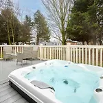 Springwood With Hot Tub Feriehus