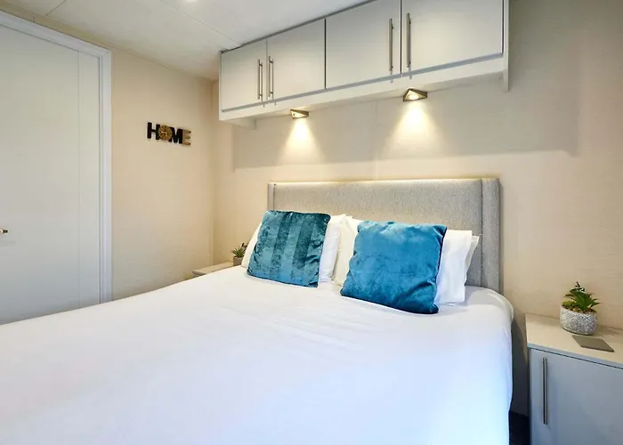 Springwood With Hot Tub *