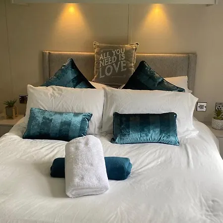 Springwood With Hot Tub *