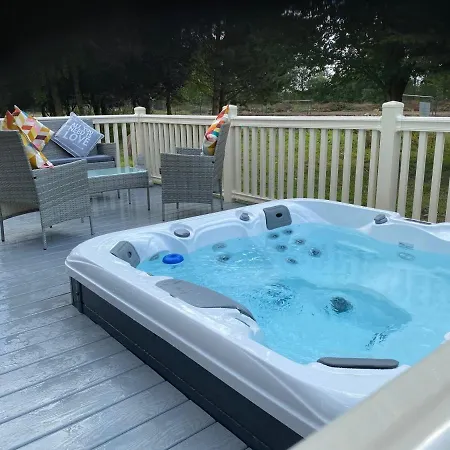 Springwood With Hot Tub Holiday home