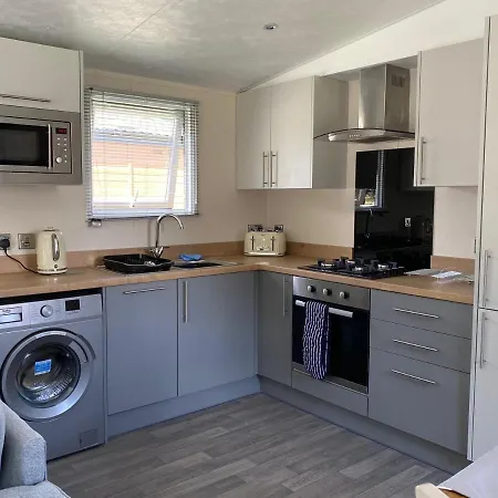 Springwood With Hot Tub *